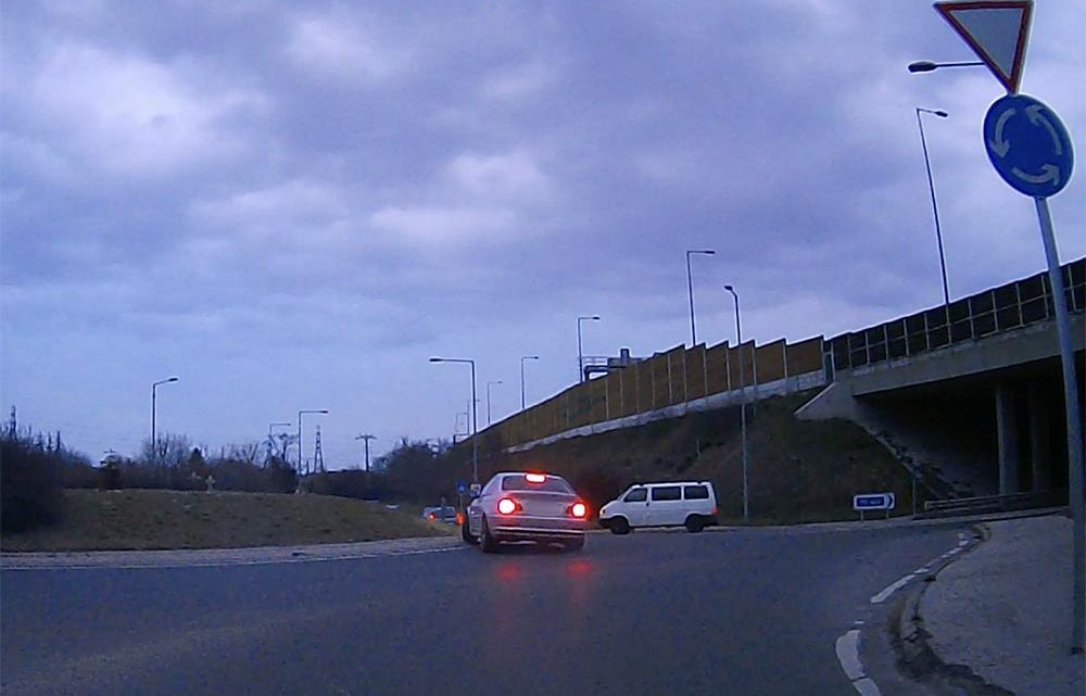 VIDEÓ: “Bajor autóimádónk őrangyala még bírja az iramot, pedig nem sok kellett, hogy a Transzporterbe csússzon” VIDEÓ: “Bajor autóimádónk őrangyala még bírja az iramot, pedig nem sok kellett, hogy a Transzporterbe csússzon”