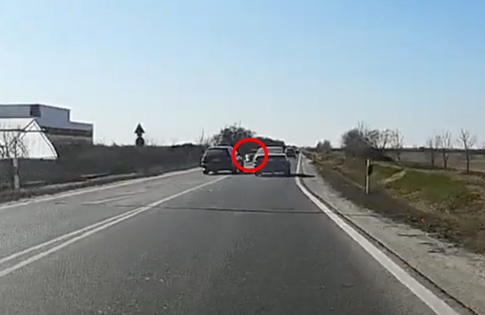 VIDEÓ: Elment a kép a BMW sofőrjénél. Előtte már elsőbbséget is nehezen adott VIDEÓ: Elment a kép a BMW sofőrjénél. Előtte már elsőbbséget is nehezen adott