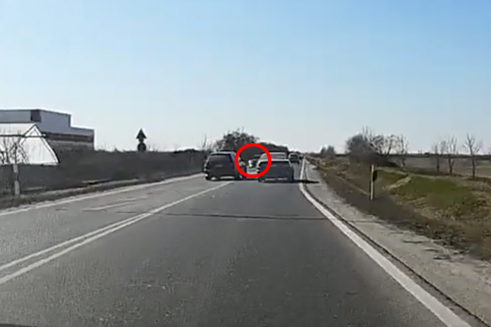VIDEÓ: Elment a kép a BMW sofőrjénél. Előtte már elsőbbséget is nehezen adott