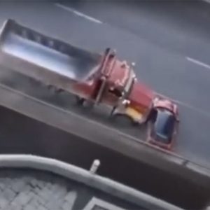 VIDEÓ: A teherautó fél kilométeren át tolt maga előtt egy autót Kanadában