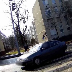 VIDEÓ: Benézte a piros lámpát a Volkswagen sofőrje. Oldalról hajtott bele a Renaultba
