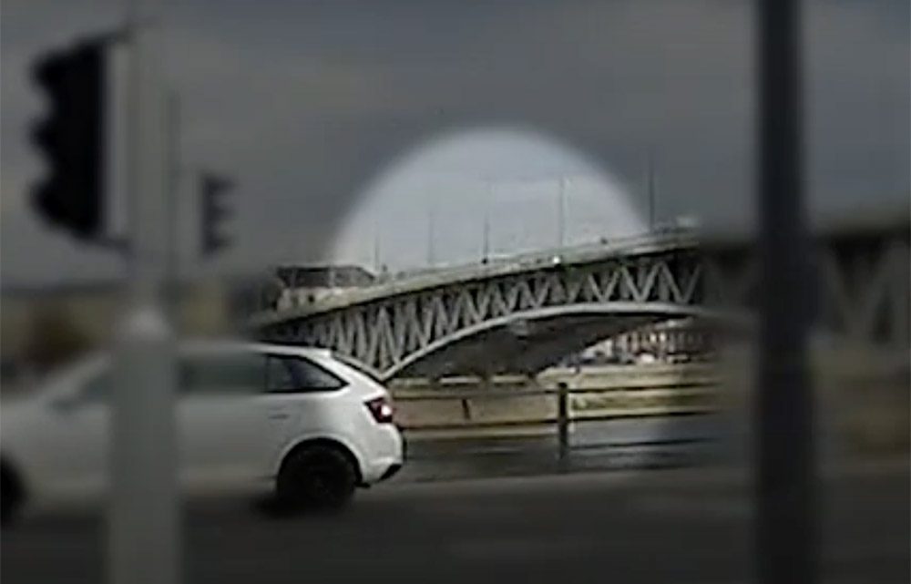 Videón, ahogy a Dunába zuhan a Petőfi hídról egy férfi Videón, ahogy a Dunába zuhan a Petőfi hídról egy férfi