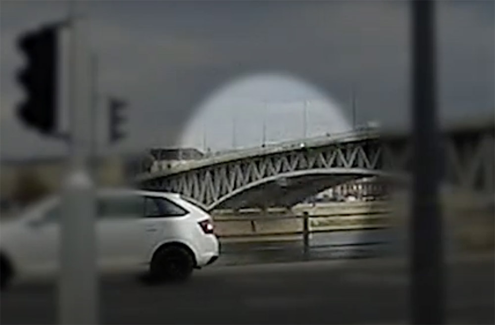 Videón, ahogy a Dunába zuhan a Petőfi hídról egy férfi