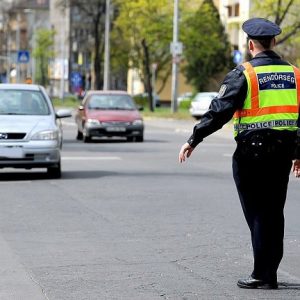 „Focus on the road” – A vezetés közben mobilozókat szűri egy héten át a rendőrség