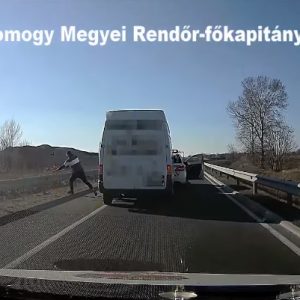 VIDEÓ: Kiugrott az autóból és futva akart menekülni egy embercsempész az M7-esen