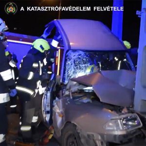 VIDEÓ: Egy hajnalban oszlopnak ütközött autóból kellett kimenteni egy sérültet