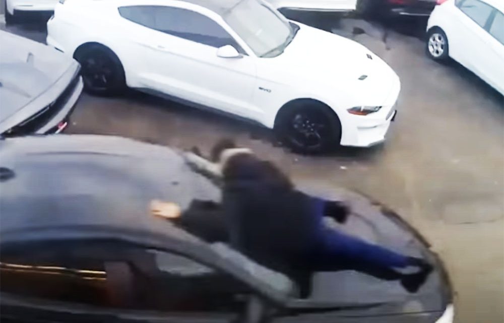 VIDEÓ: Az értékesítővel a motorháztetőn lopta el a BMW-t a férfi egy autókereskedésből VIDEÓ: Az értékesítővel a motorháztetőn lopta el a BMW-t a férfi egy autókereskedésből