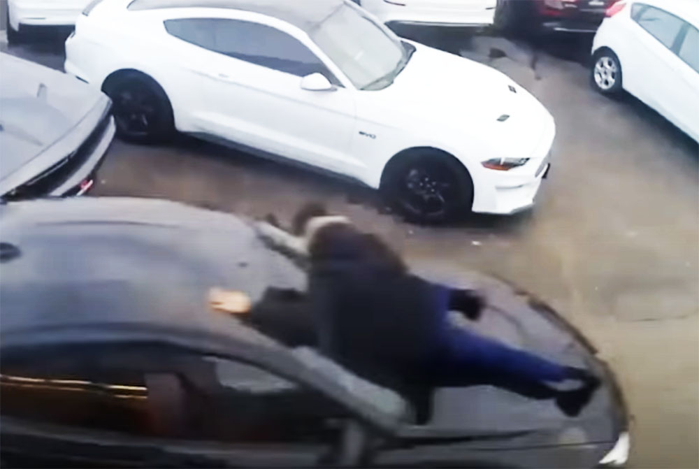 VIDEÓ: Az értékesítővel a motorháztetőn lopta el a BMW-t a férfi egy autókereskedésből