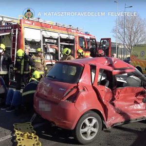 Videó a tegnapi – repülőtérre vezető úti – súlyos baleset utáni mentésről