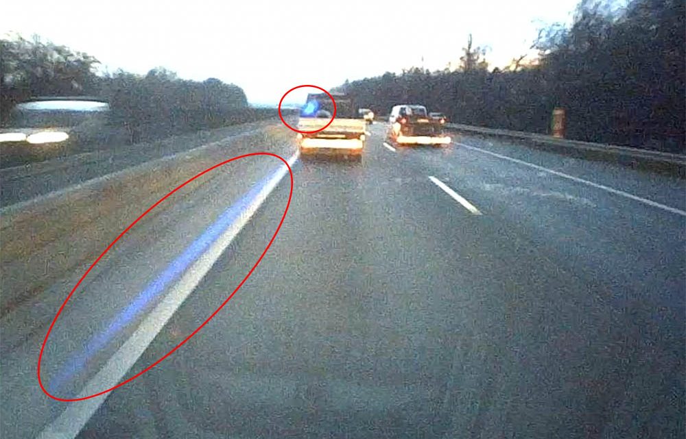 VIDEÓ: Lézerfénnyel tessékelte le a belső sávban az előtte haladókat az M3-ason VIDEÓ: Lézerfénnyel tessékelte le a belső sávban az előtte haladókat az M3-ason