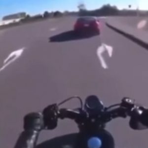 VIDEÓ: Óva intette a közlekedőktől motoros fiát az anya, majd beült az autóba és véletlenül elütötte őt