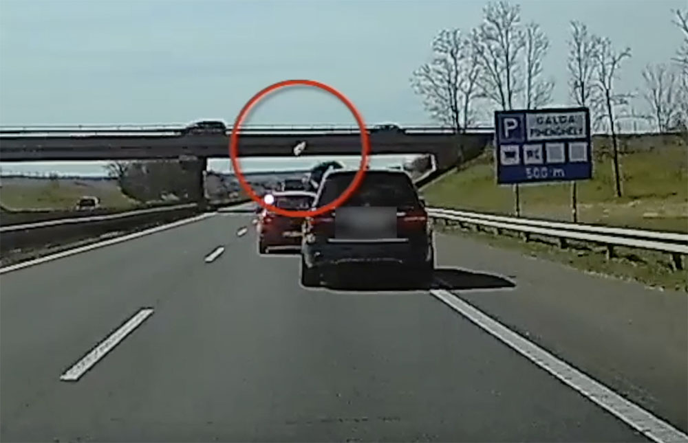 VIDEÓ: Lealjasult a Mercedes sofőrje az M3-ason. Repült az üdítős palack, de ez nem minden…
