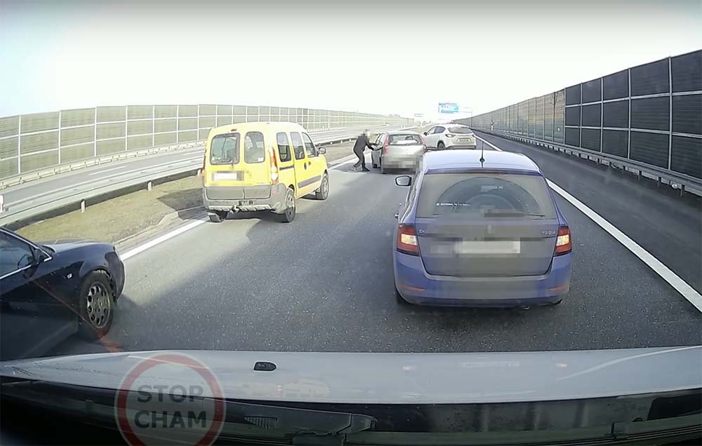 VIDEÓ: Részeg sofőr útját állták el civil autósok az autópályán a rendőrök kiérkezéséig Lengyelországban