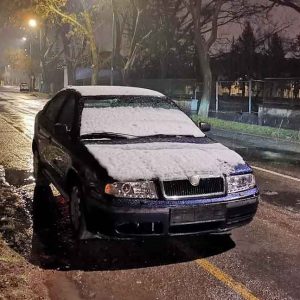 Rendőri intézkedés után maradt szabálytalanul a Skoda az úton. Három napig(!)