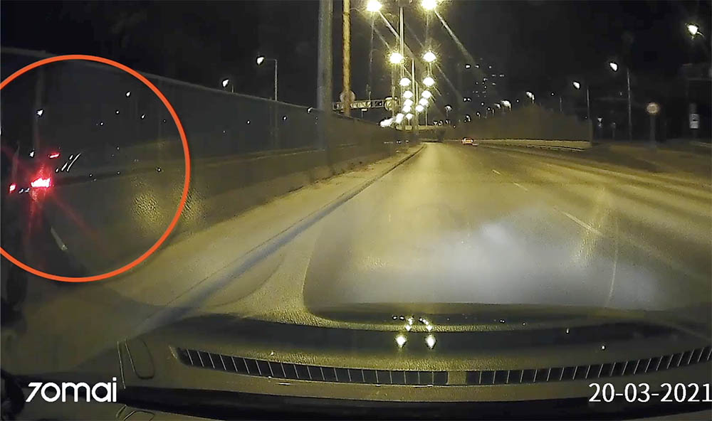 VIDEÓ: Rendőrök karjaiba futott a forgalommal szemben hajtó autó sofőrje az M3 bevezetőn