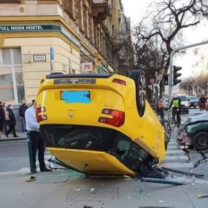 FOTÓK: Felborult egy taxis a Szent István Körúton, miután ütközött egy másik autóssal