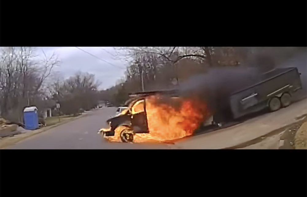 VIDEÓ: A rendőrök kiértek, majd a lángoló furgon elszabadult VIDEÓ: A rendőrök kiértek, majd a lángoló furgon elszabadult