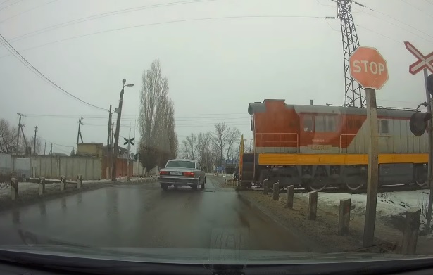 VIDEÓ: Nehéz elképzelni, hogy valaki nem vesz észre egy ekkora járművet jobbról