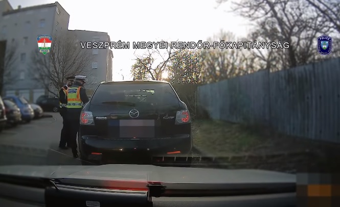 VIDEÓ: Záróvonalon keresztül előzés, piroson áthajtás – Újabb kis összeállítást adott ki a rendőrség