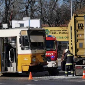 Kamion ütközött villamossal a Könyves Kálmán körúton