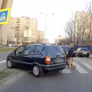 VIDEÓ: Még a gyalogossal párhuzamosan közlekedve sem adta meg az elsőbbséget