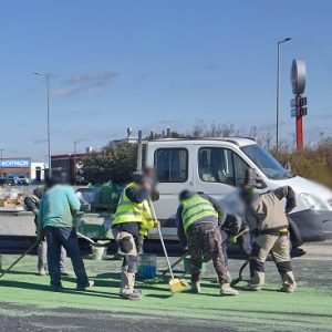 FOTÓK: Több vödör zöld festék borult az útra egy teherautóról Szombathely határában pénteken