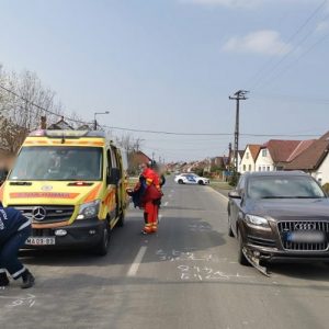 VIDEÓ: Életveszélyesen megsérült egy kislány, miután biciklijével az őt megelőző autó elé kanyarodott