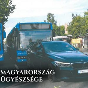 FOTÓK: Letöltendő börtönt kért az ügyészség egy busz előtt büntetőfékező autósra