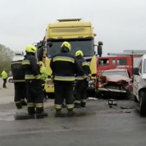 FOTÓK: Kamion és két autó ütközött az 51-es főúton. Hatalmas a dugó mindkét irányban