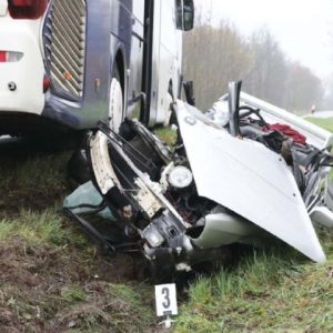 VIDEÓ: Frontálisan ütközött egy nagy sebességgel előző autós egy busszal – a sofőr azonnal meghalt