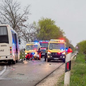 FOTÓK: Műszaki hibás autója mellett állt a férfi, mikor egy busz az autójába csapódott és őt is elgázolta