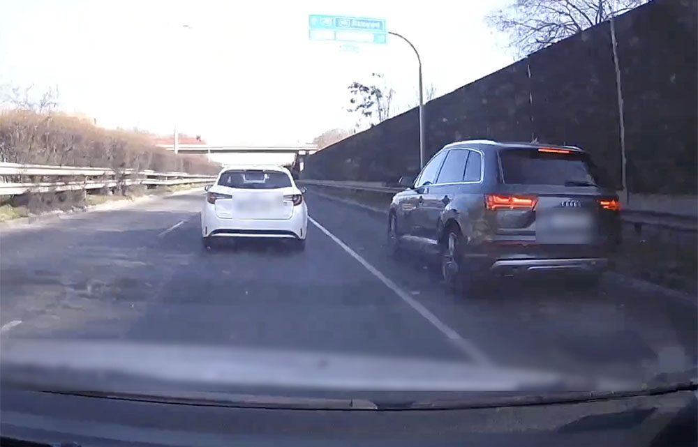 VIDEÓ: A buszsávból ugrott be a belső sávba, majd büntetőzött – Kimaxolta a tahóságot VIDEÓ: A buszsávból ugrott be a belső sávba, majd büntetőzött – Kimaxolta a tahóságot