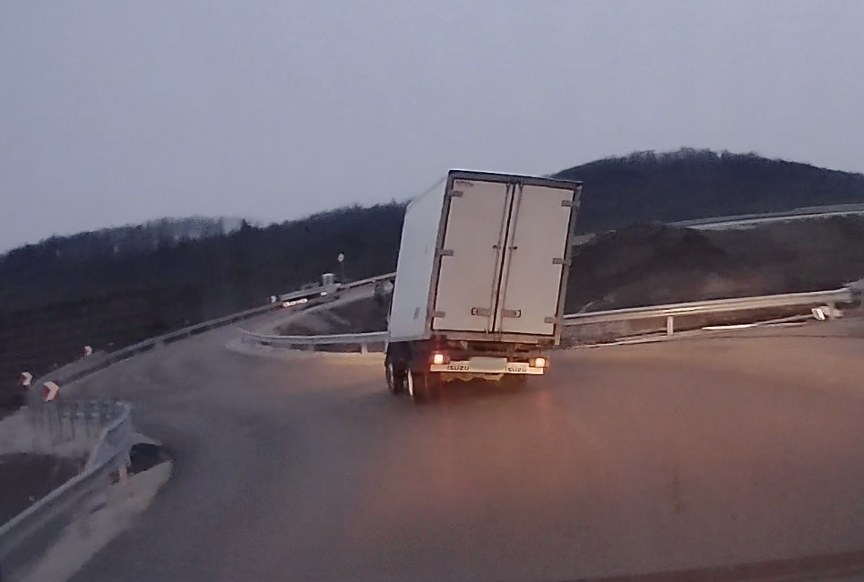 VIDEÓ: Nem ment gyorsan, de így is majdnem felborult a kisteherautó Isaszegnél