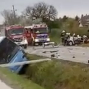 Busz borult az árokba, miután autóval ütközött. Egy ember meghalt az 54-es főúton