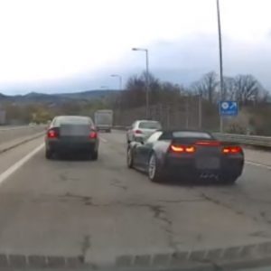 VIDEÓ: Versenypályának képzelte a Corvette sofőrje az M7-est – Szinte méterenként váltott sávot