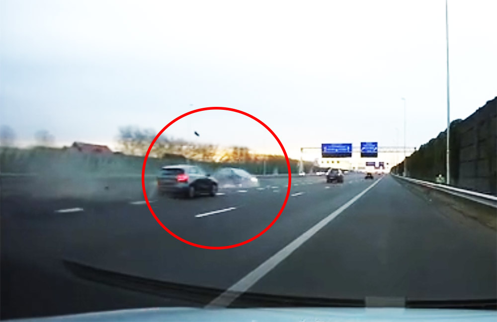 VIDEÓ: Indokolatlanul lassan haladó autós okozott hatalmas balesetet egy hollandiai autópályán