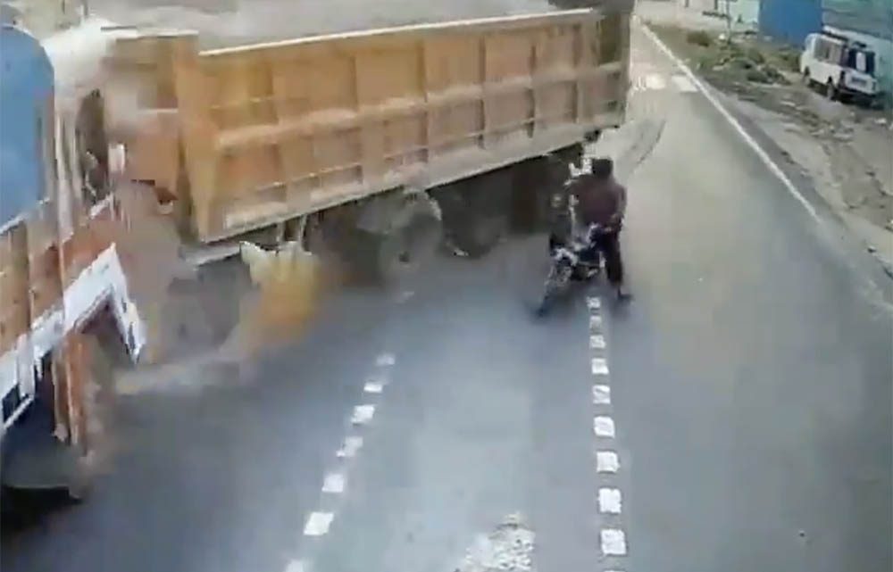 VIDEÓ: Óriási balesetet okozott egy bamba motoros Indiában VIDEÓ: Óriási balesetet okozott egy bamba motoros Indiában
