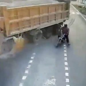 VIDEÓ: Óriási balesetet okozott egy bamba motoros Indiában