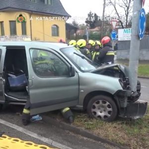 VIDEÓ: Oszlopnak csapódott délelőtt egy autó kőbányán – A sofőrt a tűzoltók szabadították ki a roncsból