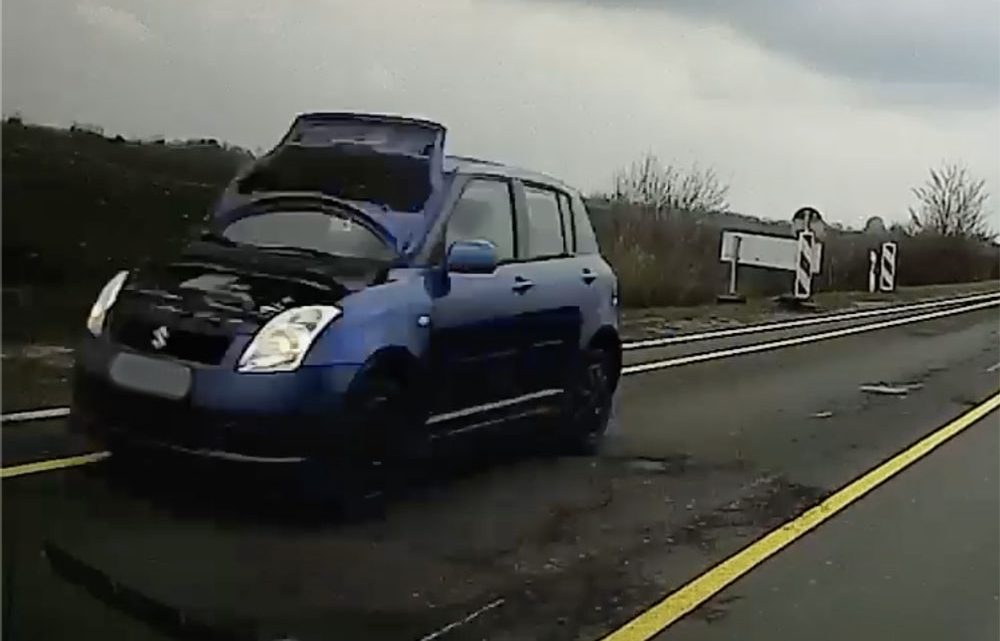 VIDEÓ: Felcsapódott motorháztetővel hajtott egy suzukis a 406-os főúton VIDEÓ: Felcsapódott motorháztetővel hajtott egy suzukis a 406-os főúton