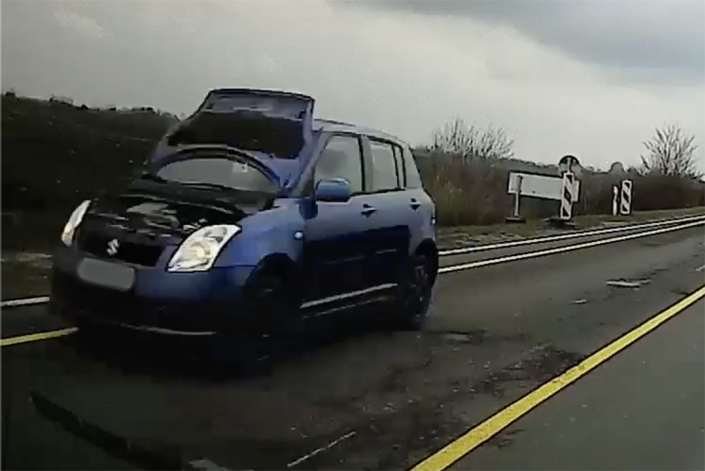 VIDEÓ: Felcsapódott motorháztetővel hajtott egy suzukis a 406-os főúton