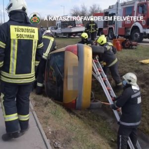 Videót tett közzé a katasztrófavédelem a Solymáron árokba borult autós mentéséről