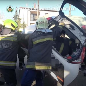VIDEÓ: A sofőrrel az autóban kellett talpra állítani egy karambolos járművet Csepelen