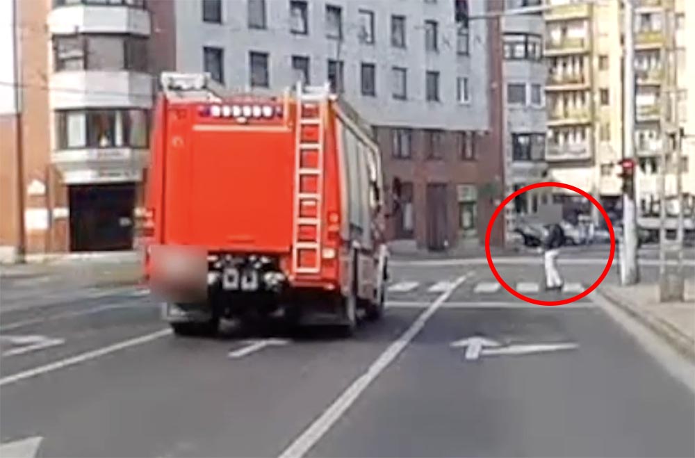 VIDEÓ: Ilyen, amikor satufékez a tűzoltóautó egy figyelmetlen gyalogos miatt