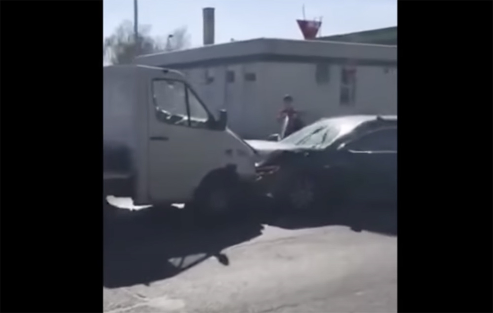 VIDEÓ: A rendőrök közé hajtott, valamint öt autót tört össze egy férfi Tapolcánál