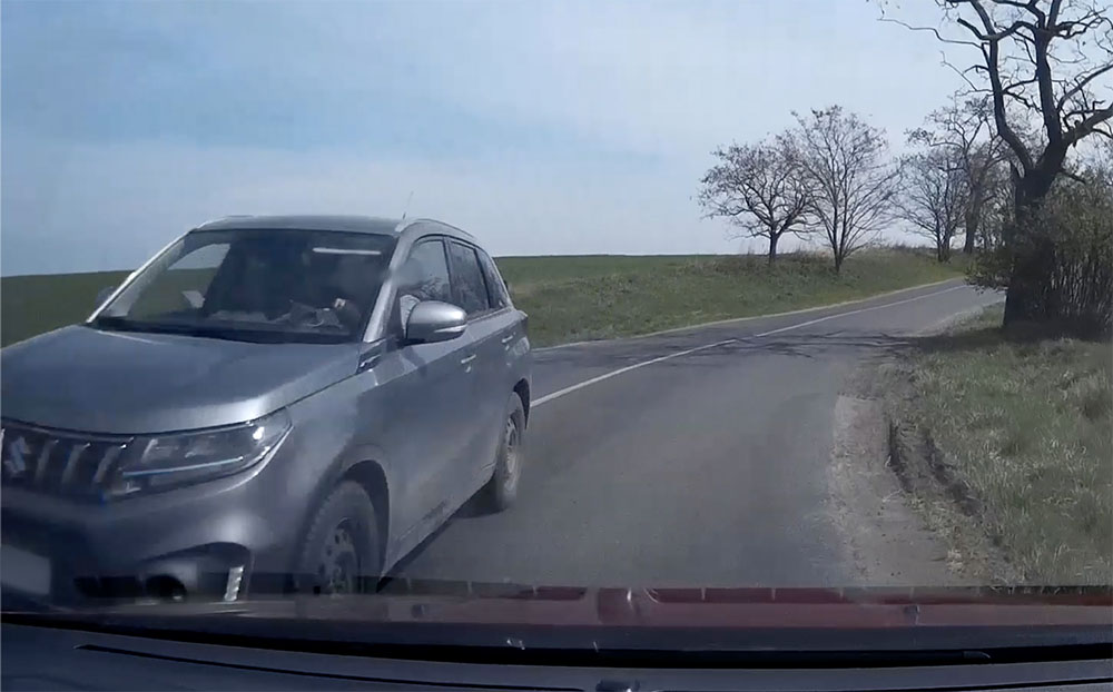 VIDEÓ: 1 autó járt arra éppen akkor. Az elég is volt…