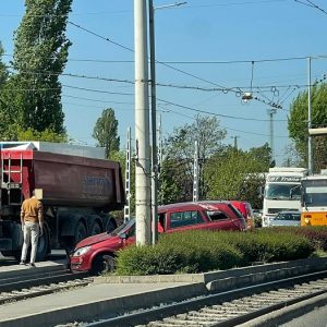 FOTÓK: Sínekre futott egy autó a Könyves Kálmán körúton