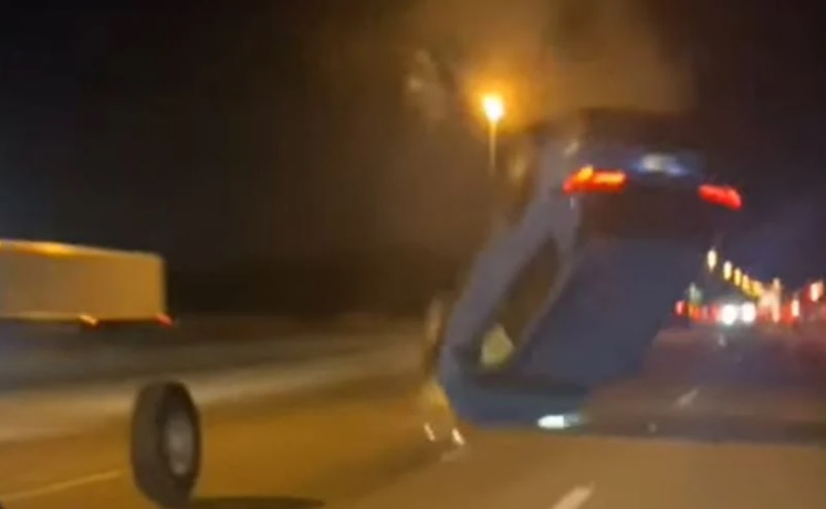VIDEÓ: Elképesztő baleset – Elszabadult teherautó kereke repítette levegőbe a szerencsétlen autóst