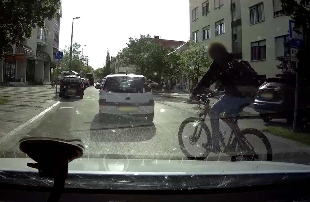 VIDEÓ: A bajai bringásnak ez, a világ legtermészetesebb dolga volt