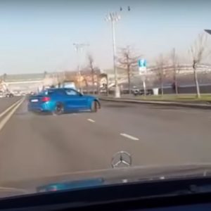 VIDEÓ: Nagy gázzal, csikorgó kerekekkel indult meg a BMW sofőrje a zöldnél, de sajnos csúnyán összetörte az autót